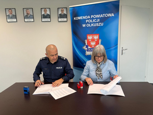 Komendant Powiatowy oraz p. Dyrektor II LO podpisują porozumienie