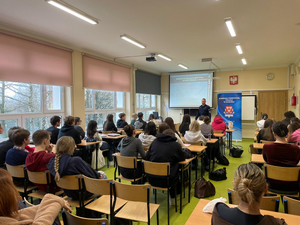 Policjant przedstawia uczniom prezentację