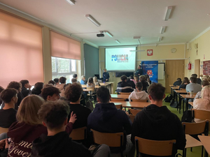 Policjanci podczas prelekcji w klasie