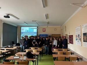 Policjanci wraz z uczniami w klasie