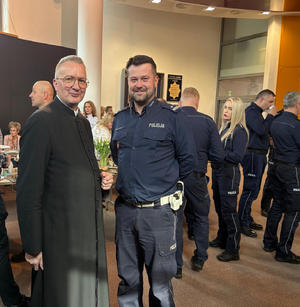 na zdjęciu od lewej widoczni Kapłan oraz Naczelnik Wydziału Ruchu Drogowego