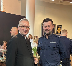 Policjant wraz z kapłanem.