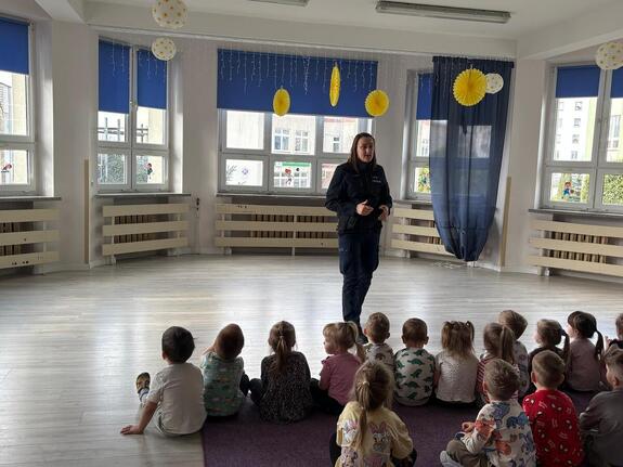 Policjantka podczas prelekcji.