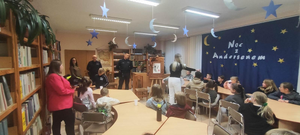 dzielnicowi z dziećmi na prelekcji