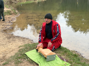 ratownik wodny z fantomem nad stawem