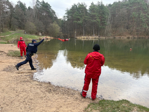 policjant oraz ratownicy wodni