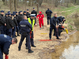 policjanci, uczniowie i ratownicy wodni