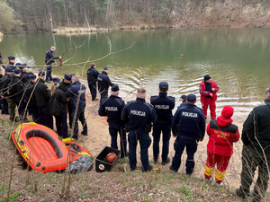 uczestnicy szkolenia nad stawem zielonym w Kluczach