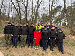 uczniowie szkoły mundurowej z policjantami i ratownikami wodnymi