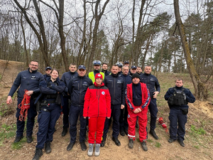 policjanci wraz z ratownikami wodnymi