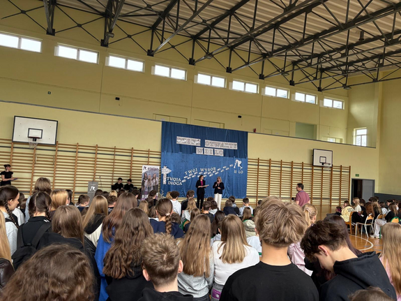 Pani Dyrektor II LO w Olkuszu wraz z uczniami dnia otwartego