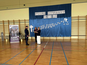 P. Dyrektor wręcza podziękowania dla policjanta