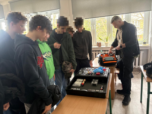 technik kryminalistyki z uczniami