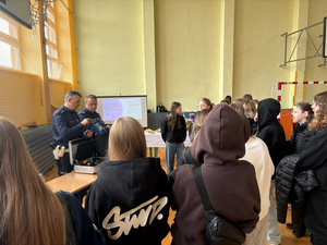 policjanci wydziału ruchu drogowego z uczniami
