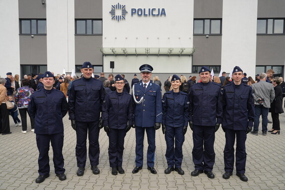 Policjanci wraz z Zastępcą Komendanta Powiatowego Policji.