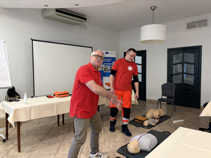 Ratownicy medyczni podczas szkolenia.