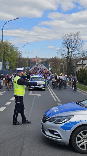 Funkcjonariusze podczas zabezpieczenia przejazdu.