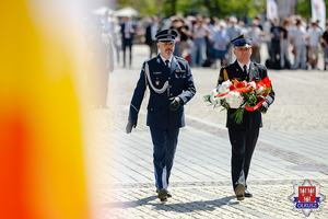 Przedstawiciel Policji oraz Państwowej Straży Pożarnej podczas składania wieńca.