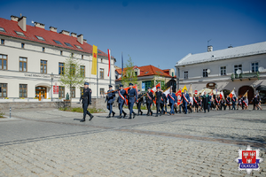 Uczestniczy uroczystości.