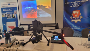 dron, w tle logo interreg