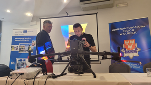 policjanci z dronem