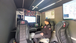 policjant w pojeździe służbowym