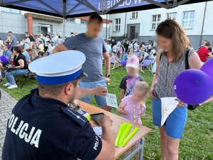 Policjant z uczestnikami wydarzenia.