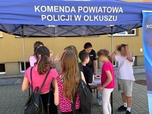 Policjantka z uczestnikami wydarzenia.