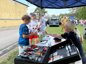 Policjant z uczestnikiem wydarzenia.