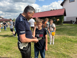 Policjant z uczestnikiem wydarzenia.