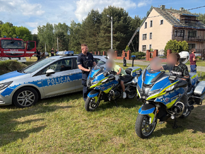 Policjant z uczestnikiem wydarzenia.