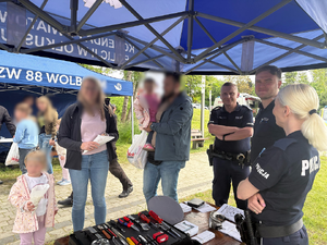 Policjanci z uczestnikami wydarzenia.