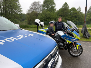 Policjant z uczestnikiem wydarzenia.