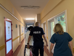 Policjant z pielęgniarkami.