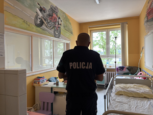 Policjant w szpitalu.