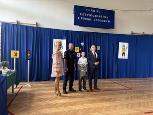 Organizatorzy z laureatami konkursu.