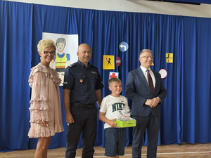 Organizatorzy z laureatami konkursu.