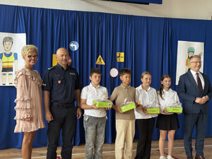 Organizatorzy z laureatami konkursu.