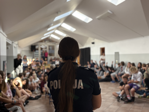 Policjantka podczas spotkania z młodzieżą.