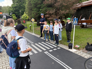 Dzieci wraz z policjantami na mobilnym miasteczku Duchu Drogowego