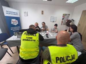 Policjanci z uczestnikami w Ochotniczym Hufcu Pracy