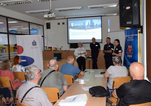 policjanci wraz z przedstawicielem banku na spotkaniu z seniorami