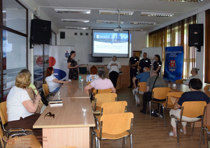 policjanci i przedstawiciel banku w bibliotece