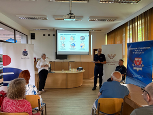 policjanci i przedstawiciel banku w bibliotece