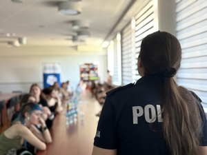 Policjantka podczas spotkania.