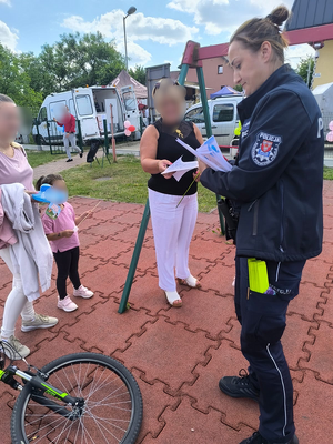Policjantka z uczestnikami wydarzenia.