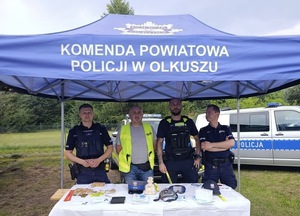 Policjanci przy stanowisku.