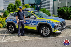 Policjant przy nowym radiowozie.