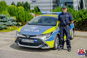 Policjant przy nowym radiowozie.