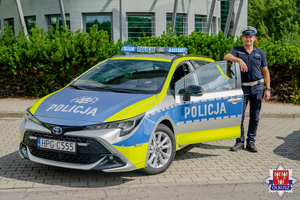 Policjant przy nowym radiowozie.